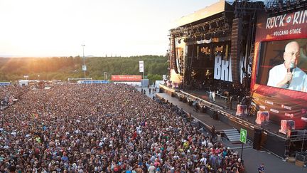 Vendredi 2 juin 2017 à Nürburg, près de Coblence : l'organisateur du festival Rock am Ring, Marek Lieberberg, annonce l'annulation du concert prévu et demande au public d''évacuer le site par mesure de sécurité.
 (Thomas Frey / dpa / AFP)