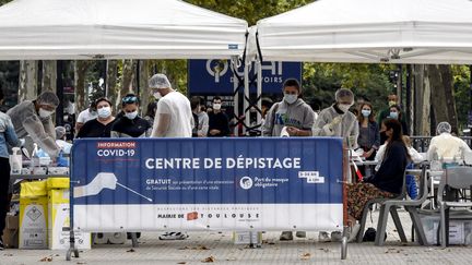 Des centaines de personnes patientent devant un centre de dépistage gratuit du Covid-19 à Toulouse. (XAVIER DE FENOYL / MAXPPP)