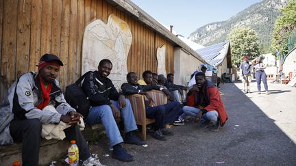 Des migrants près de Briançon (Hautes-Alpes), après avoir franchi la frontière franco-italienne en octobre 2023. Photo d'illustration (PENNANT FRANCK / MAXPPP)