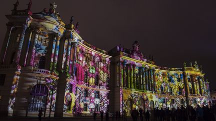 Des dessins de couleur sont projetés sur la faculté de droit de l'Université Humboldt dans le cadre du festival des Lumières. (JOHN MACDOUGALL / AFP)