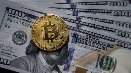 Une pièce de bitcoin à Hong Kong, le 1er janvier 2017. (STUDIOEAST / GETTY IMAGES ASIAPAC)