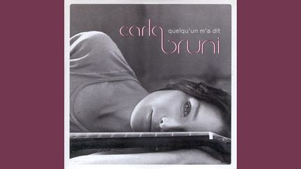 "Quelqu'un m'a dit" de Carla Bruni (2002). (DR)