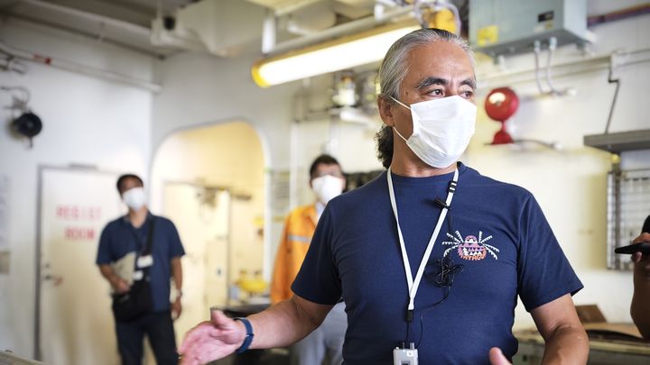 Nobu Eguchi est le directeur en charge des opérations de forage de l'Institut japonais d'exploration marine et terrestre. (KARYN NISHIMURA / FRANCEINFO)