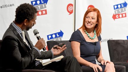 Jen Psaki ( à droite)&nbsp;le 29 juillet 2017 à Pasadena (Californie). (JOSHUA BLANCHARD / GETTY IMAGES NORTH AMERICA / AFP)