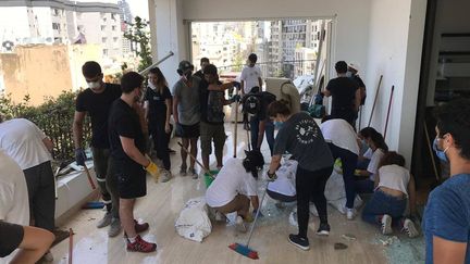 De jeunes joueurs de rugby qui donnent un coup de main pour nettoyer dans les quartiers Mar Mikhael et Gemmayzeh à Beyrouth, jeudi 6 août. (TARA EL KHAZEN)