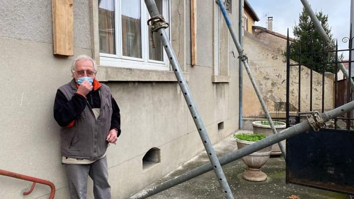 Pierre devant la façade de sa maison au Teil (Ardèche), un an après le seisme du 11 novembre 2019. (BORIS LOUMAGNE / RADIO FRANCE)