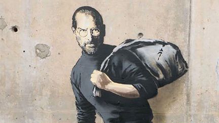 Banksy représente Steve Jobs en migrant sur un mur de Calais (Détail).
 (Banksy.co.uk)