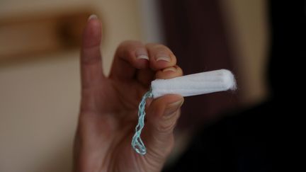 Une femme tient un tampon à Thionville (Moselle), en 2016.&nbsp; (MAXPPP)