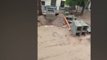 De nouvelles pluies torrentielles se sont abattues, mercredi 13 novembre, sur le sud et l'est de l'Espagne. Soit deux semaines seulement après les inondations dévastatrices qui ont fait au moins 223 morts. (France 2)