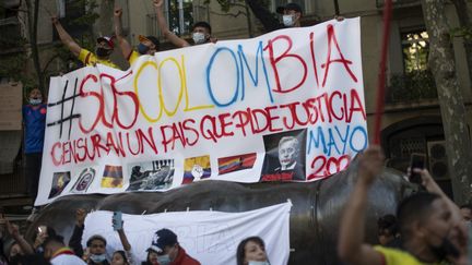 Des citoyens colombiens manifestent contre le gouvernement d'Ivan Duque (5 mai 2021). (JOSEP LAGO / AFP)