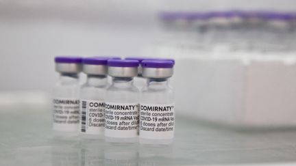 Des doses de vaccin Pfizer contre le Covid-19 dans un centre de vaccination à Briançon (Hautes-Alpes), le 10 août 2021. (THIBAUT DURAND / HANS LUCAS / AFP)