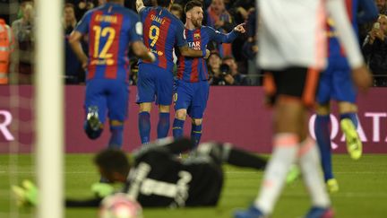 La joie des Barcelonais qui peuvent encore remercier Lionel Messi. (LLUIS GENE / AFP)