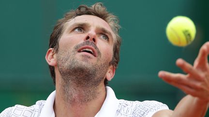 Julien Benneteau au service (JEAN-CHRISTOPHE MAGNENET / AFP)