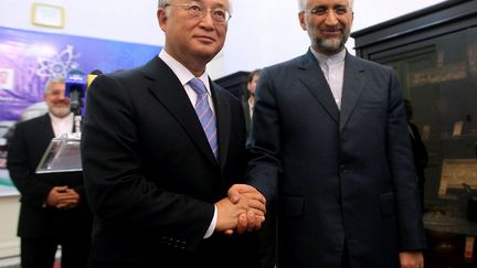 Le directeur de l'AIEA, Yukiya Amano (&agrave; g.) et le chef des n&eacute;gociateurs iraniens, Sa&iuml;d Jalili,&nbsp;le 21 mai 2012 &agrave; T&eacute;h&eacute;ran.&nbsp; (HAMED JAFARNEJAD / FARS NEWS / AFP)