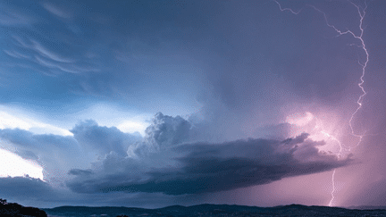 Orages : mardi soir, en quelques heures, la foudre a frappé le sol à 40 000 reprises (France 2)