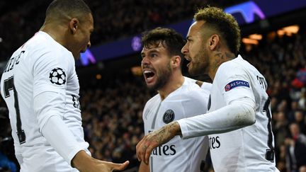 Kylian Mbappé, Juan Bernat et Neymar fêtent l'ouverture du score du PSG face à Liverpool, le 28 novembre 2018, à Paris. (FRANCK FIFE / AFP)