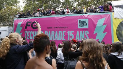 La Techno Parade 2013 a démarré sous la pluie, mais a connu des éclaircies, ne décourageant pas une foule jeune et nombreuse, à Paris (14 septembre 2013)
 (Thomas Samson / AFP)