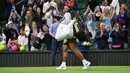 Serena Williams quitte le Centre Court de Wimbledon après sa défaite au premier tour contre Harmony Tan, le 28 juin 2022. (GLYN KIRK / AFP)