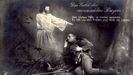 «La prière du guerrier blessé : ton offrande sanglante ne sera jamais oubliée. Elle aide à la paix et est une source de vie» (photomontage allemand, 1914). (Caricadoc.com)