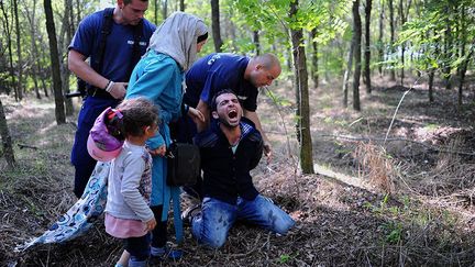 Fin août 2015, la Hongrie du nationaliste Viktor Orbán termine la pose d’une clôture de barbelés de 4 mètres de hauteur pour empêcher les migrants d'entrer sur son territoire. Mais des milliers d’entre eux continuent d’affluer. Comme le raconte Sonia Bakaric sur le Making-of de l’AFP, «ils n’ont encore aucune idée des épreuves qui les attendent dans ce pays indifférent à leurs souffrances». ( AFP / ATTILA KISBENEDEK)