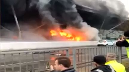 L'incendie, qui a été complètement maîtrisé en une quarantaine de minutes, n'a pas fait de blessé mais les dégagements de fumée ont entraîné l'évacuation partielle de l'aéroport, vendredi 31 mars.&nbsp; (HO / SAM THOMPSON / AFP)