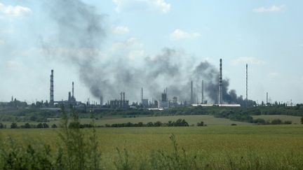 De la fumée au-dessus de la raffinerie de Lyssytchansk, le 21 juin 2022. (ANATOLII STEPANOV / AFP)