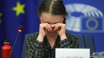 Greta Thunberg devient aux yeux du grand public une représentante de la jeunesse engagée contre le changement climatique. A ce titre, elle est conviée dans différents parlements ainsi qu'au Parlement européen, à Strasbourg, où elle lâche quelques larmes pendant son discours, le 16 avril 2019. (FREDERICK FLORIN / AFP)