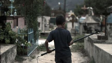 David, un jeune garçon, est tombé dans la montagne, alors qu’il était parti chercher des cactus. Ses deux copains refusent d’admettre sa mort. Entre documentaire et fiction, le réalisateur filme dans le village de son enfance ou les superstitions restent vivaces et où la mort fait partie de l’imaginaire des vivants
 (Entrevista con la Tierra, 2008, Vidéo couleur, Courtesy Enchinga &amp; FiGa Films)