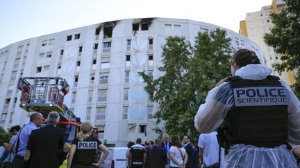 Un incendie qui s'est déclaré dans la nuit du 17 au 18 juillet dans un immeuble résidentiel de Nice, tuant sept personnes. Photographie prise le 18 juillet 2024. (VALERY HACHE / AFP)