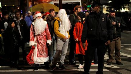 L'attentat s'est déroulé le soir d'Halloween : à&nbsp;proximité des lieux, les forces de l'ordre se mélaient aux passants en costume. (ANDREW KELLY / REUTERS)