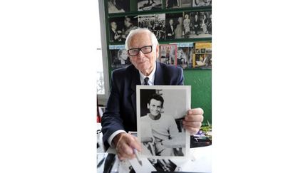 Pierre Cardin montre une photo de lui alors âgé de 17 ans
 (M.Fedouach. AFP)