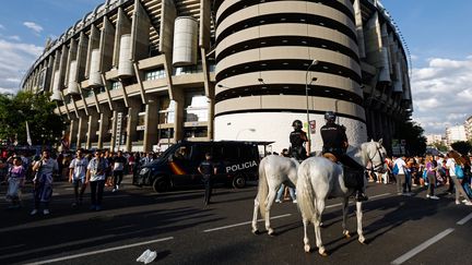 Des policiers assurent la sécurité devant le stade&nbsp;Santiago-Bernabeu de Madrid (Espagne), le 3 juin 2017, avant un match du Real pour la Ligue des champions. (OSCAR DEL POZO / AFP)