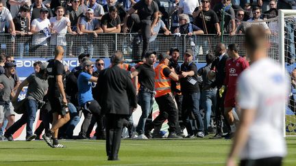 Échauffourées lors du match de football opposant les Corses aux Lyonnais à Bastia, le 16 avril 2017. (PASCAL POCHARD-CASABIANCA / AFP)