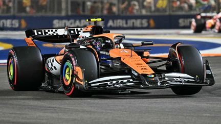 Lando Norris (McLaren) lors des qualifications du Grand Prix de Singapour le 21 septembre 2024 sur le circuit de Marina Bay. (ROSLAN RAHMAN / AFP)