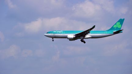 Un avion de la compagnie irlandaise Aer Lingus d&eacute;colle de&nbsp;l'a&eacute;roport de Dublin,&nbsp;en septembre 2011. (KAREN BLEIER / AFP)