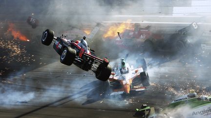 Spectaculaire carambolage lors de l'&eacute;tape &agrave; Las Vegas du circuit d'Indycar, le 16 octobre 2011.&nbsp; (BARRY AMBROSE / REUTERS)