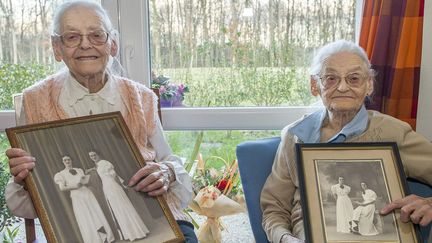 Vieillissement de la population européenne. Deux centenaires avec leurs photos en communiantes. (AFP/ Guillaume Sauvant)