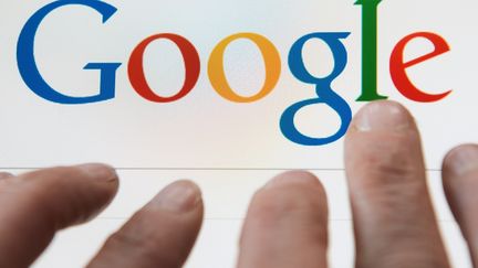 Quelque 400 soci&eacute;t&eacute;s europ&eacute;ennes du num&eacute;rique r&eacute;unis dans l'Open Internet Project d&eacute;noncent le monopole de Google sur les moteurs de recherche, qui lui permet de manipuler "les r&eacute;sultats de recherche afin de promouvoir ses propres services et d&eacute;grader ceux de ses concurrents". (PHILIPPE HUGUEN / AFP)