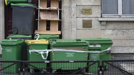 Des poubelles bloquent un lycée parisien, le 23 février 2017.&nbsp; (MAXPPP)