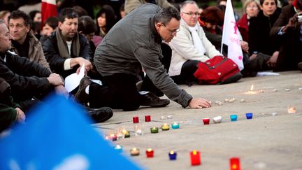 Des opposants au mariage pour tous se sont rassembl&eacute;s &agrave; Lille (Nord), apr&egrave;s le vote du texte &agrave; l'Assembl&eacute;e, mardi 23 avril. (PHILIPPE HUGUEN / AFP)