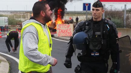 "Gilets jaunes" : face à la contestation, l'Élysée fait un geste