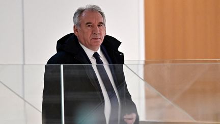 François Bayrou arrive pour son procès au tribunal judiciaire de Paris, le 7 novembre 2023. (MIGUEL MEDINA / AFP)