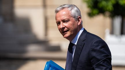 Le ministre de l'Economie, Bruno Le Maire,&nbsp;dans la cour de&nbsp;l'Elysée, à Paris, le 18 juillet 2022.&nbsp; (XOSE BOUZAS / HANS LUCAS / AFP)