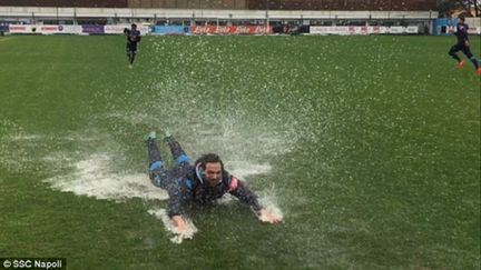 Gonzalo Higuain profite de l'inondation du terrain d'entraînement pour travailler ses plongeons. 