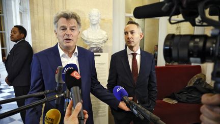 Fabien Roussel (à gauche), le secrétaire national du PCF, le 19 décembre 2023 à l'Assemblée nationale. (LUDOVIC MARIN / AFP)