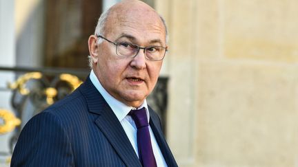 Le ministre de l'Economie Michel Sapin quitte l'Elysée après le conseil des ministres le 5 octobre 2016. (CITIZENSIDE/YANN KORBI / CITIZENSIDE /AFP)