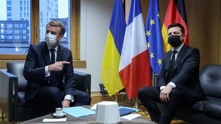 Emmanuel Macron avec le président ukrainien Volodymyr Zelensky à Bruxelles (Belgique) le 15 décembre 2021 (KENZO TRIBOUILLARD / POOL)