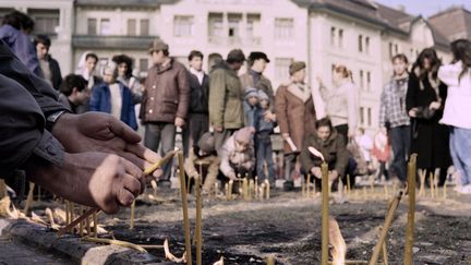 Des personnes rendent hommage aux morts suite au mouvement de protestation initié à Timisoara entre le 26 et le 28 décembre 1989. (JEAN-MARIE HURON / AFP)