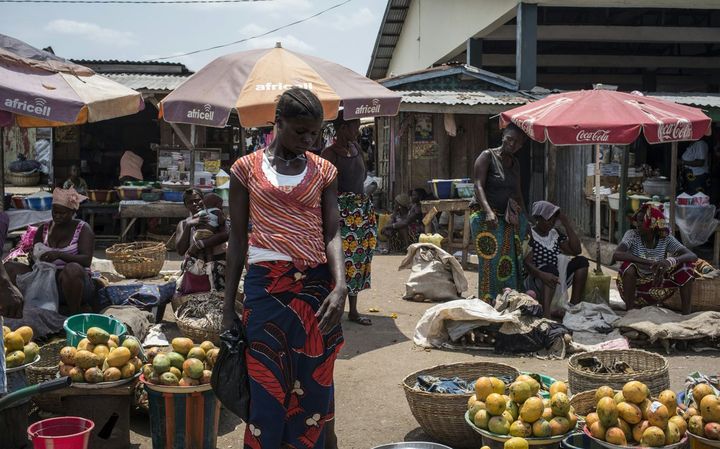 Sur le marché de Freetown, les prix des denrées de base augmentent de 15% chaque mois. (AFP PHOTO / MARCO LONGARI)