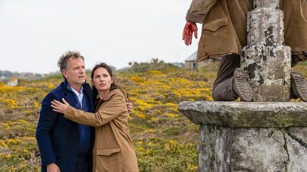 Virginie Ledoyen et Charles Berling sur "L'Ile aux trente cercueils" (France Télévision)